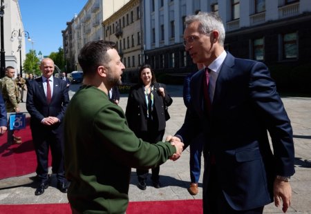 Jens Stoltenberg, vizita-surpriza la Kiev: „Aliatii NATO nu au livrat ce am promis in <span style='background:#EDF514'>ULTIME</span>le luni”