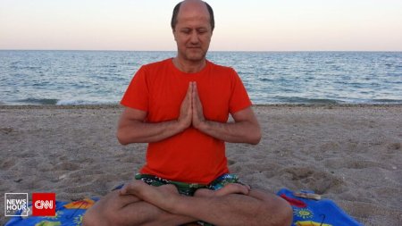 Detalii <span style='background:#EDF514'>SOCANT</span>e din dosarul maestrului yoghin Eugen Mirtz, care a strans 1,4 milioane de euro din videochat | Marturiile tinerelor racolate de instructorul de yoga