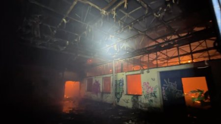 Primele imagini din interiorul halei cuprinse de incendiu, in Bucuresti. Pompierii intervin cu 15 autospeciale