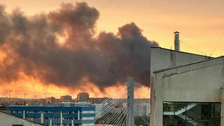 Incendiu in Bucuresti. O hala dezafectata din <span style='background:#EDF514'>SECTORUL 1</span> a luat foc. A fost emis mesaj RO-Alert