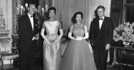 Disputa dintre Regina <span style='background:#EDF514'>ELISABETA</span> a II-a si si sotia lui John.F. Kennedy. Cum a fost jignita mama lui Charles