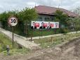 Un primar din Buzau si-a pus bannerul electoral pe gardul scolii