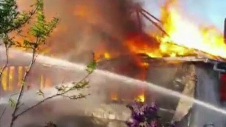 Incendiu violent in Saptamana Mare, langa Mana<span style='background:#EDF514'>STIREA</span> Varatec. Doua chilii ale maicutelor au fost cuprinse de flacari