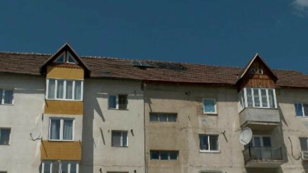 Incendiu la panourile fotovoltaice amplasate pe un bloc din Bistrita. Greseala facuta de cel care le-a montat