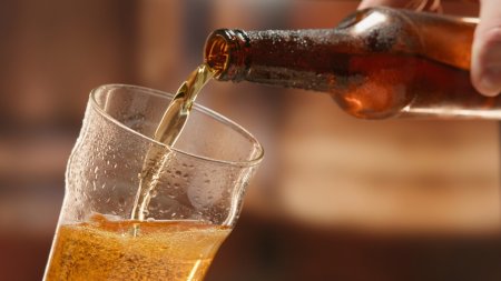 De ce berea face burta. Medicul Mihaela Bilic recomanda o bautura alcoolica cu putine calorii. 