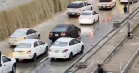 Arabia Saudita, lovita crunt de vreme rea. Scolile au fost inchise din cauza ploilor torentiale VIDEO