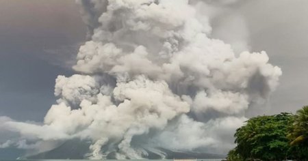 Un vulcan din Indonezia a inceput sa erupa. Locuitorii din zona au fost <span style='background:#EDF514'>EVACUAT</span>i