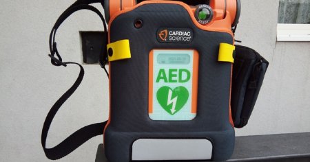 Primul oras din Romania care va avea o retea publica de defibrilatoare. Utilizatorii, <span style='background:#EDF514'>GHID</span>ati de un robot