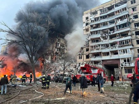 O cladire rezidentiala din Harkov a fost lovita de bombe <span style='background:#EDF514'>GHID</span>ate lansate de rusi