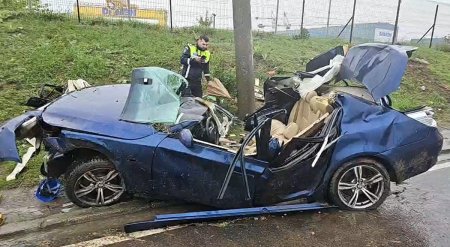 <span style='background:#EDF514'>SOFER</span> mort la 2 Mai, dupa ce a a facut praf BMW-ul, intr-un stalp. Pasagerului din dreapta i s-au amputat falangele