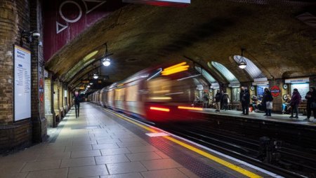 Incident la metroul din Londra. Martorii spun ca mai multi oameni au fost injunghiati