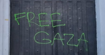 Poarta unui cimitir evreiesc, vandalizata. Nu este un act de protest politic, ci un act de antisemitism