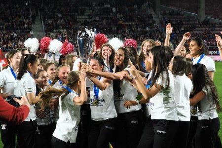 Primul trofeu la Rapid in era Dan Sucu  » Au facut turul stadionului si-au injurat Steaua, la pauza meciului cu Craiova