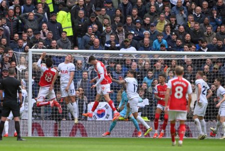 Legenda lui Arsenal, hartuita de fanii lui Tottenham in tribune dupa ce s-a bucurat la gol: Da-l afara! Nu poate face asa ceva