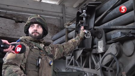 Artileristii ucraineni folosesc o arma romaneasca pe front, impotriva rusi<span style='background:#EDF514'>LOR:</span> Se cam rupe, refuza sa functioneze, am oprit, pentru ca a fiert