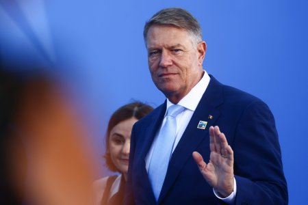 Klaus Iohannis si-a depus cererea de pensionare din postul de profesor de la Colegiul „Bru<span style='background:#EDF514'>KENT</span>hal”, pe care l-a tinut blocat 27 de ani