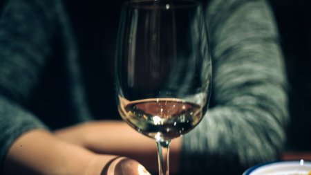 O femeie s-a ales cu arsuri <span style='background:#EDF514'>GRAVE</span> in gat, dupa ce un ospatar i-a servit detergent in loc de vin, la un bar din Italia