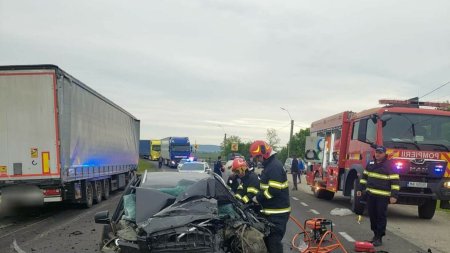 <span style='background:#EDF514'>ACCIDENT GRAV IN MEHEDINTI</span>. O soferita a murit dupa masina sa s-a ciocnit cu un TIR