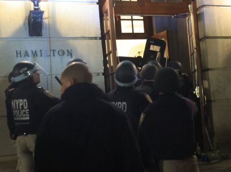 Zeci de persoane, ridicate de politia care a intrat in Universitatea Columbia, unde protes<span style='background:#EDF514'>TATAR</span>ii pro-palestinieni au ocupat o cladire a campusului