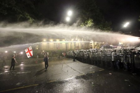 Noi proteste de amploare in Georgia fata de proiectul de lege privind agentii straini. Politia a intervenit cu gaze lacrimogene si tunuri cu apa