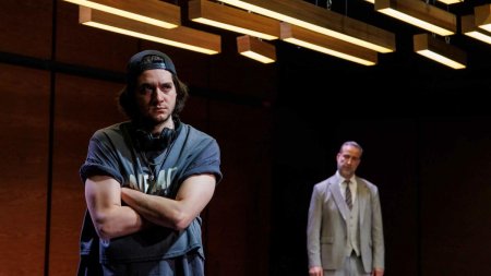 Actorii Serban Pavlu si Vlad Linta, pe scena Arcub, in doua reprezentatii ale spectacolului de teatru 