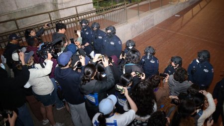 Manifestantii pro-palestinieni care s-au baricadat la Universitatea Columbia au fost arestati. Politia a intervenit in forta la New York