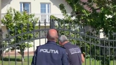 Politistii din Suceava se roaga de soferul suspectat ca a omorat un om sa deschida poarta si sa se predea. Oamenii legii s-ar fi dus fara mandat la locuinta suspectului