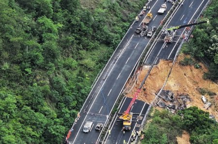 China: 19 persoane au murit dupa <span style='background:#EDF514'>PRABUSIREA</span> unei autostrazi