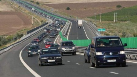 Atentie soferi. <span style='background:#EDF514'>AGLOMERATIE</span> pe autostrada Deva-Nadlac. Coloana de masini se intinde pe 2,5 kilometri