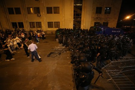 UE condamna violentele din timpul protestelor din Georgia fata de proiectul privind agentii straini