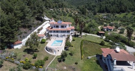 O vila din Halkidiki, cu vedere la Marea Egee, preferata de asasinii rusi din temuta GRU. Proprietara a primit de la Putin titlul de Erou al Federatiei Ruse