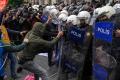 Val de proteste de 1 Mai in Europa. Stare de asediu la Istanbul si ciocniri violente in Franta. Sute de persoane au fost arestate. Ce cer oamenii | VIDEO