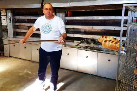 Painea lui <span style='background:#EDF514'>LASZLO</span> Dioszegi se vinde si in Bucuresti! Tot mai multi spun ca este cea mai buna paine din Romania