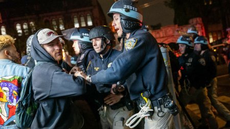 Violente extreme in SUA. Protes<span style='background:#EDF514'>TATAR</span>ii pro-israelieni i-au atacat pe cei pro-palestinieni in LA. Sute de arestari in New York