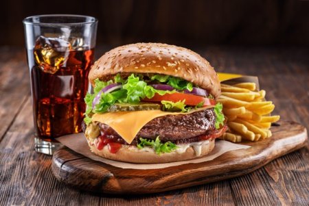 O cunoscuta <span style='background:#EDF514'>RETE</span>a de fast-food va face, in premiera, burgeri mai mari