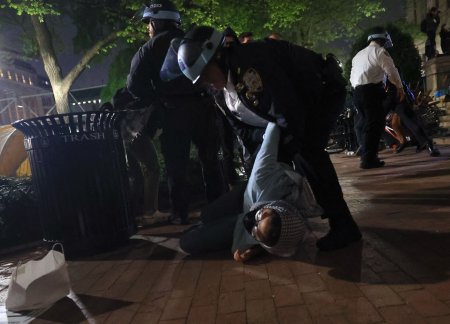 Cel mai mare <span style='background:#EDF514'>SCANDAL</span> din SUA: Sute de politisti in echipament de interventie din New York au luat cu asalt campusul Universitatii Columbia, arestand zeci de protestatari pro-palestinieni in incercarea de a inabusi tulburarile care s-au extins in campusurile din intreaga tara si au inflamat diviziunile din SUA