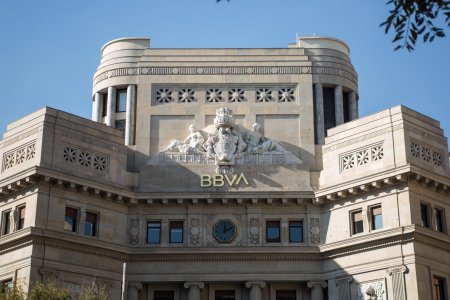 Grupul bancar spaniol BBVA vrea sa cumpere rivalul Sabadell pentru a crea un gigant bancar european cu active de peste 1.000 miliarde de euro. In Romania, BBVA detine Garanti BBVA Bank