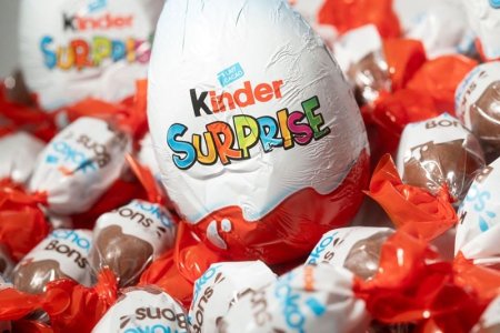 Copiii sunt manipulati de ambalajele lipsite de <span style='background:#EDF514'>ETICA</span> ale alimentelor nesanatoase pentru a le face pofta de dulciuri, sustine un raport britanic