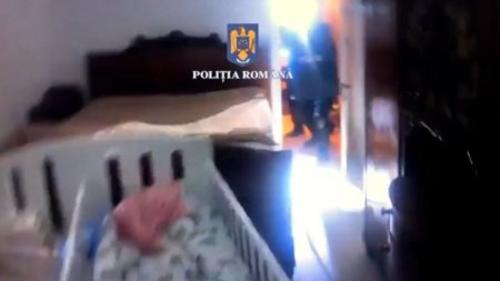 Un barbat din Bucuresti s-a baricadat in casa alaturi de doi bebelusi, dupa ce si-a dat <span style='background:#EDF514'>IUBITA</span> afara. Luptatorii de la Actiuni Speciale au intervenit in forta si l-au imobilizat pe suspect
