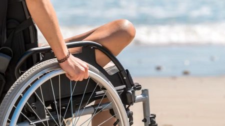 Plajele, dotate cu scaune flotabile si sezlonguri speciale pentru persoanele cu dizabilitati