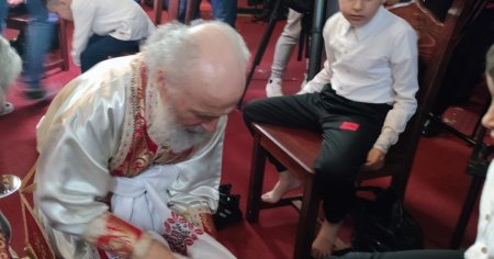 Ritualul spalarii picioarelor in Joia Mare. Arhiepiscopul Dunarii de Jos spala si saruta picioarele a 12 copii sarmani