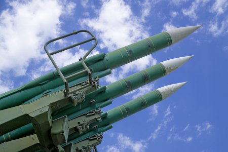 SUA indeamna China si Rusia sa-si asume responsabilitatea de a exclude inteligenta artificiala din gestionarea armelor nucleare