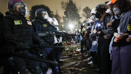 Activistii pro-Gaza de la UCLA au cerut intariri si scuturi pentru a face fata politiei | Anterior, oamenii legii au curatat o <span style='background:#EDF514'>TABARA</span> similara la Universitatea Columbia din New York