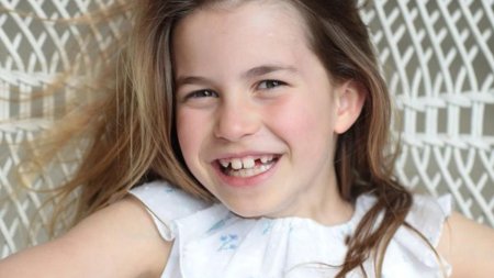 <span style='background:#EDF514'>PRIN</span>tul William si Kate au dat publicitatii o fotografie a fiicei lor, Charlotte, care a implinit 9 ani