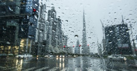 Ploile abundente au revenit in Emiratele Arabe Unite. <span style='background:#EDF514'>ZBORURI</span> anulate in Dubai, scoli inchise, ordine pentru munca de acasa VIDEO