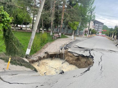 Un stalp electric s-a pabusit in craterul de la Slanic. Alte 16 persoane, evacuate din apartamente