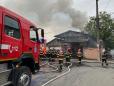 O hala de depozitare din Mogosoaia arde. Pompierii intervin cu mai multe autospeciale