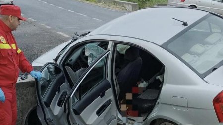Accident grav pe o sosea din Arges. O masina a lovit violent <span style='background:#EDF514'>MARGINEA</span> unui pod