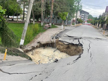 Interventie de urgenta pentru stabilizarea provizorie a strazii surpate din Slanic Prahova