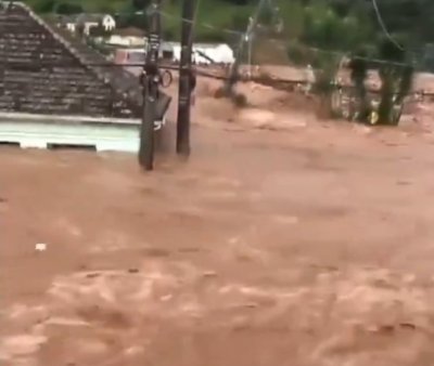 Un baraj s-a rupt in Brazilia, in urma ploilor care au provocat inundatii masive: peste 30 de morti si 60 de d<span style='background:#EDF514'>ISPA</span>ruti, sute de persoane asteapta sa fie salvate | VIDEO